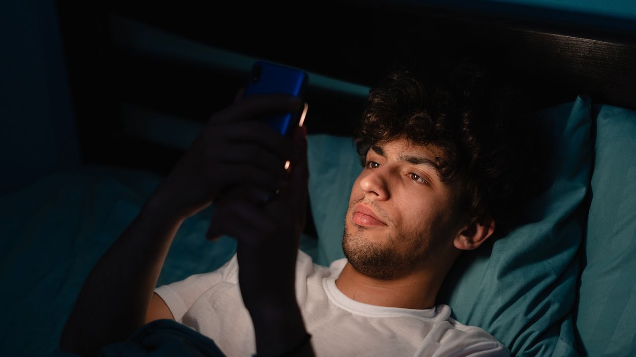 Las recomendaciones de un somnólogo para dormir mejor: la clave está en cómo usas el celular