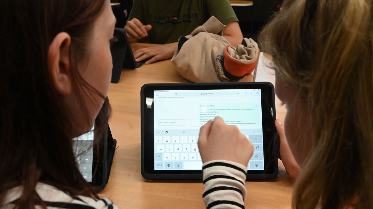 Elisa Guerra sobre la IA: “La tecnología no viene a sustituir al docente, sino a apoyarlo como su asistente de enseñanza.”