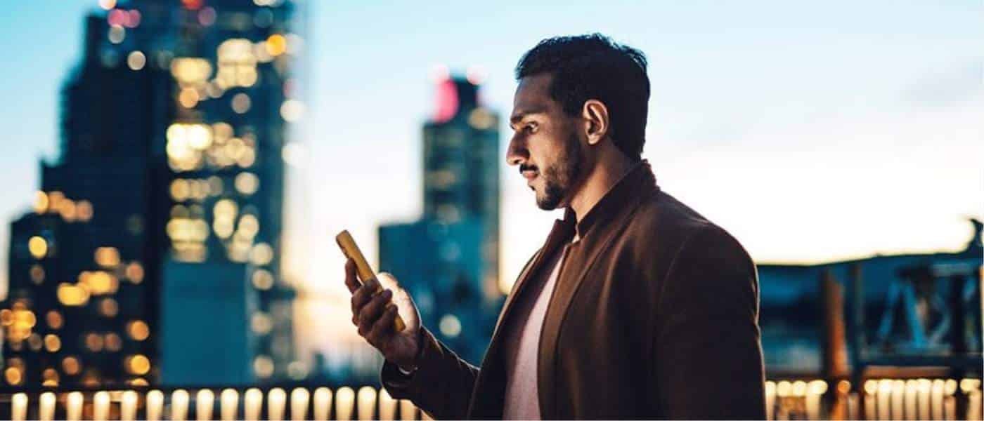 La adopción de la IA y el bienestar digital oscilan significativamente entre países y generaciones